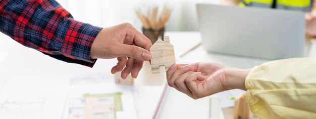 Berufsingenieur und Architekt arbeiten an einem Öko-Haus-Projekt zusammen