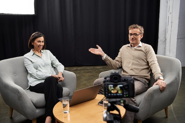 Berufsjournalist, Interviewspezialist in einem zeitgenössischen Studio
