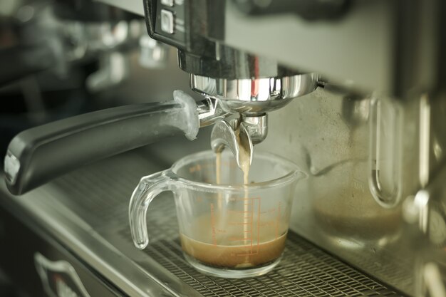 Berufskaffeemaschine, die Tasse Kaffee vorbereitet.