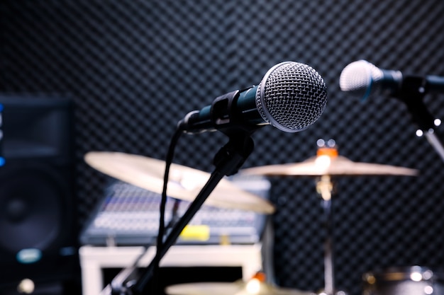 Foto berufskondensator-studiomikrofon, musikalisches konzept. aufnahme, selektives fokusmikrofon im radiostudio, selektives fokusmikrofon und unschärfemusikgitarre,