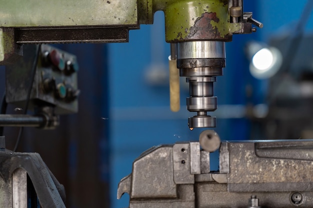 Berufsmaschinistenhand, die mit Fräsmaschine in der Metallbearbeitungsfabrik arbeitet