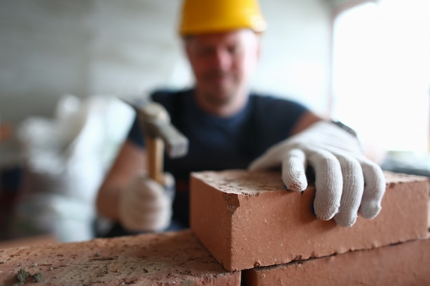 Berufsmaurer, der an Bau arbeitet