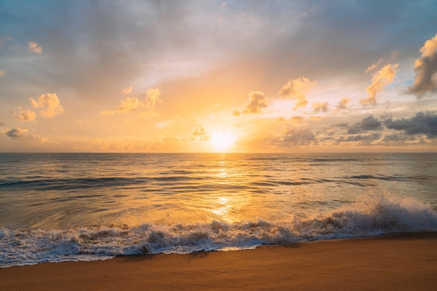 Beruhigender natürlicher natürlicher blauer Hintergrund des Sommers. Meer und Himmel mit weißen Wolken