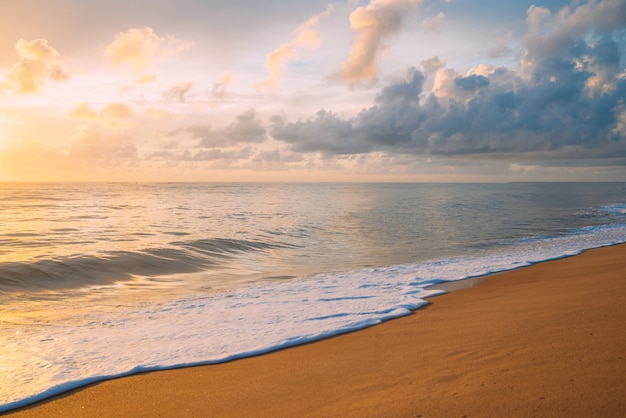 Beruhigender natürlicher natürlicher blauer Hintergrund des Sommers. Meer und Himmel mit weißen Wolken