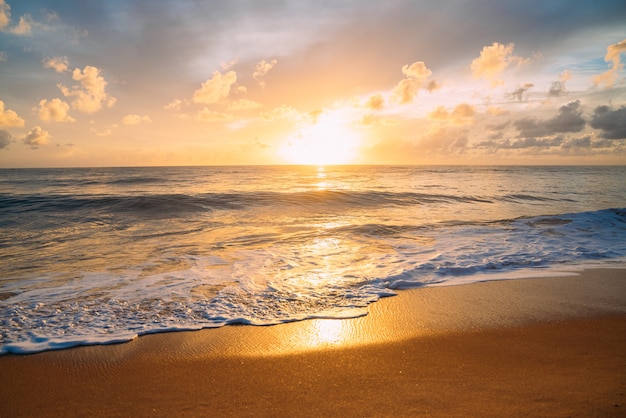 Beruhigender natürlicher natürlicher blauer Hintergrund des Sommers. Meer und Himmel mit weißen Wolken