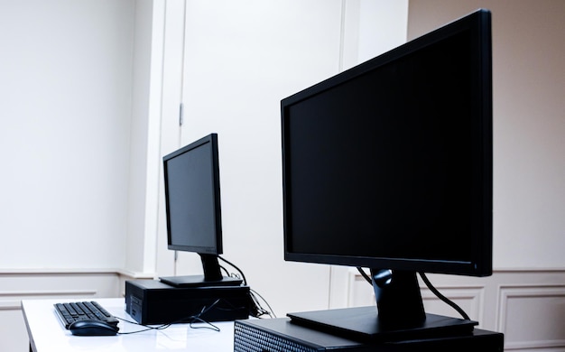 Überwachen Sie den Computer auf dem Tisch im Computerklassenzimmer