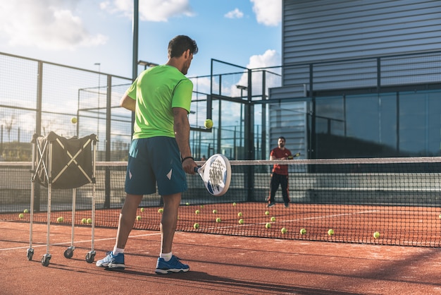 Überwachen Sie den Unterricht in der Padel-Klasse