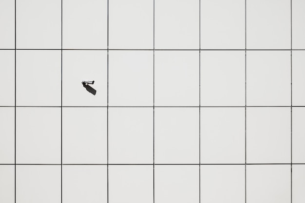 Überwachungskamera an der Wand in geometrischen Muster Hintergrund