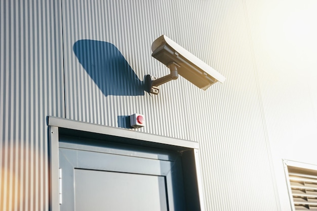 Überwachungskamera an einer Eingangstür eines Industriegebäudes