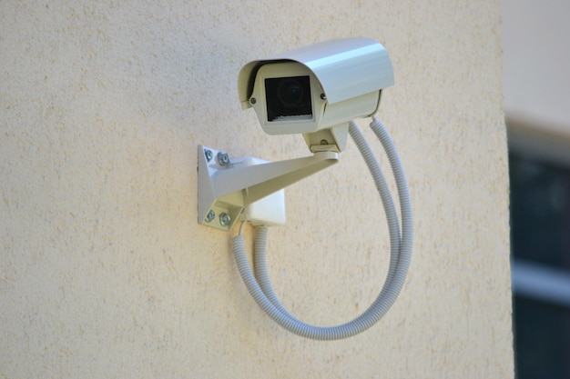 Überwachungskamera an einer Wand installiert