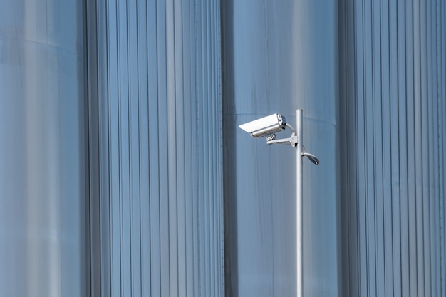 Überwachungskamera auf metallischem Hintergrund