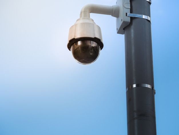 Überwachungskamerasicherheit in einer Großstadt, Morgenlicht mit Raum für Platz Ihr Text.