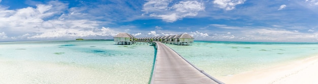 Überwasserbungalows eines Luxusresorts, schöner Meerblick unter blauem Himmel. Erstaunliche Luxusreisen