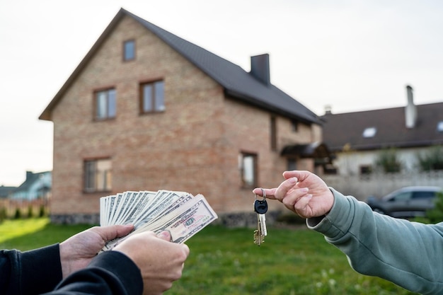 Überweisen Sie Geld und Schlüssel nach Hause vor dem Haus Immobilien, die nach Hause umziehen oder ein Immobilienkonzept mieten