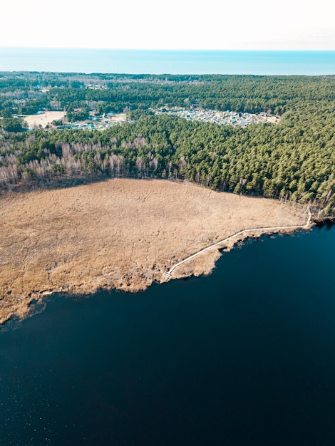 Überwucherter Busnieku-See in Ventspils Lettland und Blick auf den Wanderweg von der Drohne Platz für Text