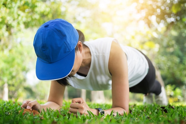 Überzeugte bemuskelte junge Frauen, die Sport tragen