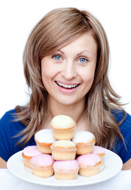 Überzeugte Frau, die einen Kuchen isst