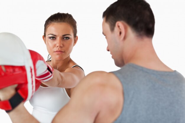 Überzeugte schauende Frau mit ihrem Kampfkunsttrainer
