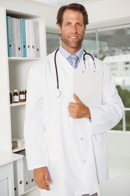 Überzeugter Doktor mit Berichten im Ärztlichen Dienst
