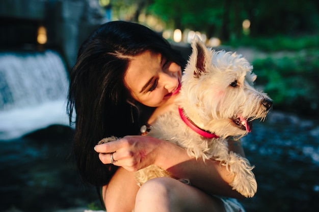 besa el perrito ternura agua amistad