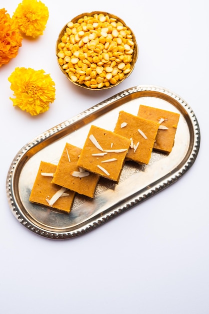 Besan burfi o Mohanthal asado barfi un dulce indio