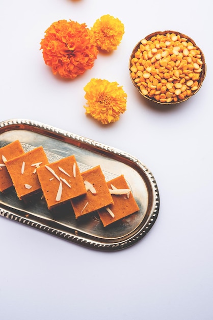 Besan Burfi oder Mohanthal geröstetes Barfi eine indische Süßigkeit