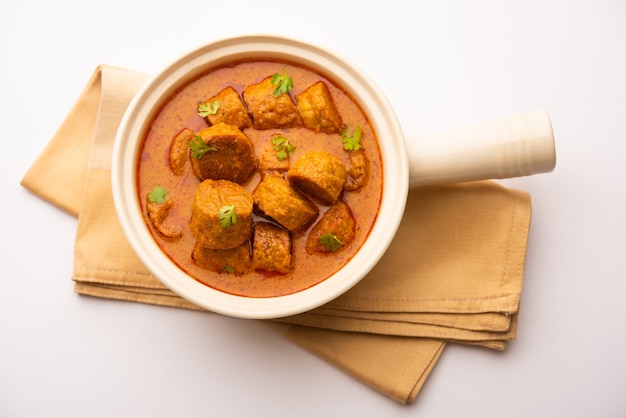 Besan Gatte Ki Sabzi o Gatta Curry Recipe, menú popular de rajasthani para el almuerzo o la cena
