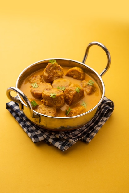 Besan Gatte Ki Sabzi oder Gatta Curry Rezept, beliebtes Rajasthani-Menü zum Mittag- oder Abendessen