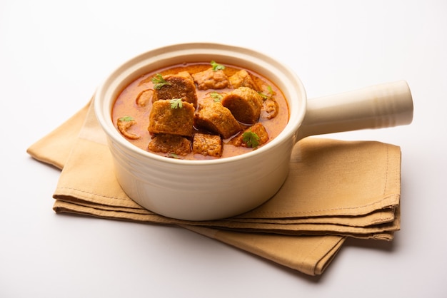 Besan Gatte Ki Sabzi oder Gatta Curry Rezept, beliebtes Rajasthani-Menü zum Mittag- oder Abendessen