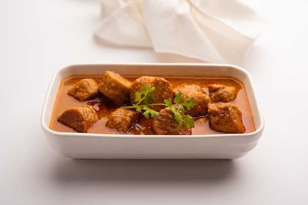 Besan gatte ki sabzi oder gatta curry rezept, beliebtes rajasthani-menü zum mittag- oder abendessen