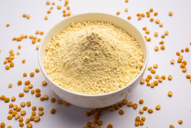 Besan Gram Farinha ou farinha de grão de bico é um pó feito de grão de bico moído conhecido como grama de Bengala