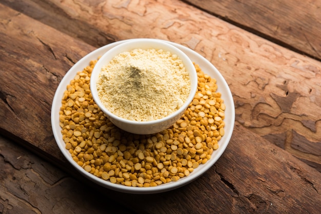 Besan, Gram ou farinha de grão de bico é uma farinha de leguminosa feita de uma variedade de grão de bico conhecida como grama de Bengala. ingrediente popular para lanche Pakora, pakoda ou bajji