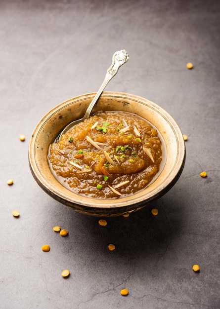 Besan halwa shira sheera é uma rica sobremesa feita com farinha de grama ghee e açúcar