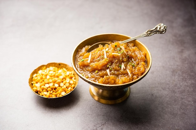 Besan halwa shira sheera é uma rica sobremesa feita com farinha de grama ghee e açúcar