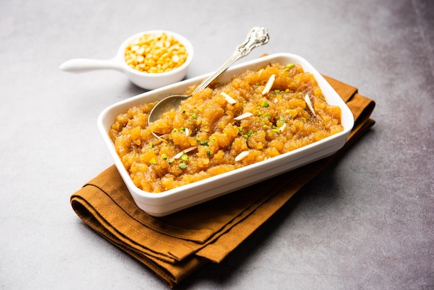 Besan Halwa shira sheera es un rico postre hecho con harina de garbanzos y azúcar.