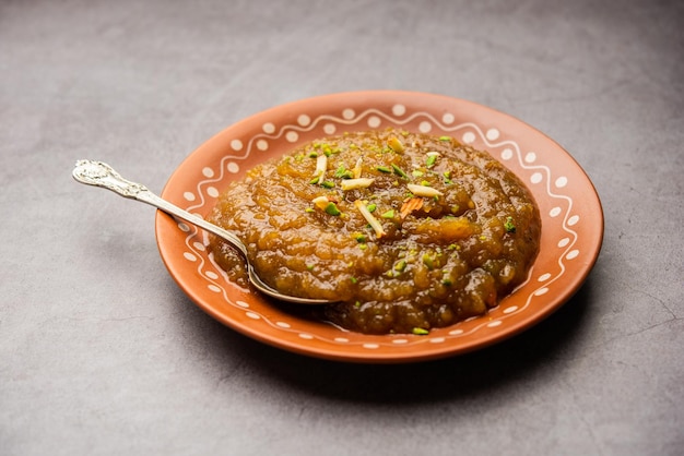 Besan Halwa shira sheera es un rico postre hecho con harina de garbanzos y azúcar.