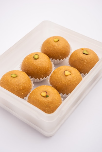 Besan ladoo sind köstliche süße Bällchen aus Grammmehl, Zucker, Ghee und Kardamom