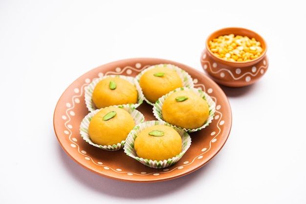 Besan Pedapedha pera Mithai indiano popular preparado com farinha de grama Ghee Sugar Milk