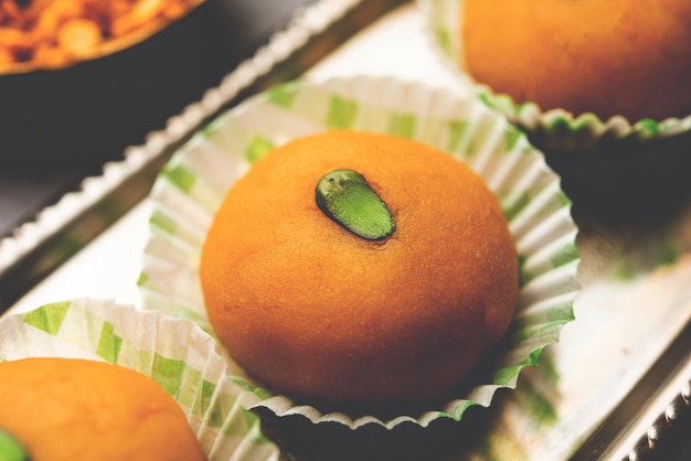 Besan Pedapedha pera Mithai indio popular preparado con harina de gramo Ghee Azúcar Leche