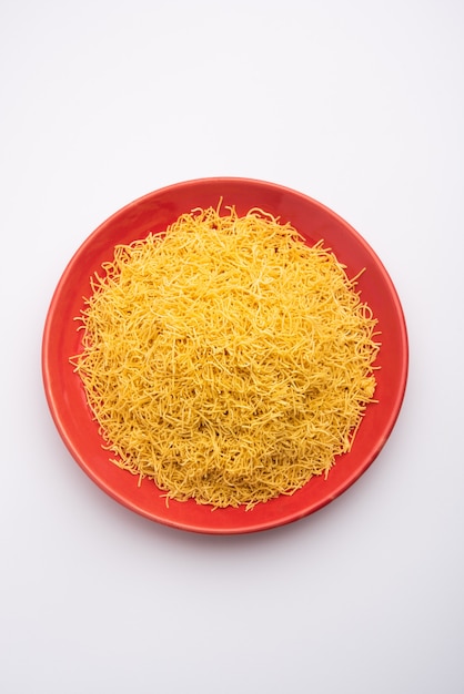 Besan Sev ou Indian Namkeen Noodles de farinha de grão de bico. Popular GujaratiÃ‚Â Snack Frito para a Hora do Chá.