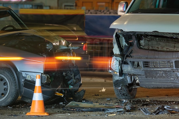 Beschädigt in schweren Autounfallfahrzeugen nach Kollision auf der Straßenunfallstelle in der Nacht Verkehrssicherheits- und Versicherungskonzept