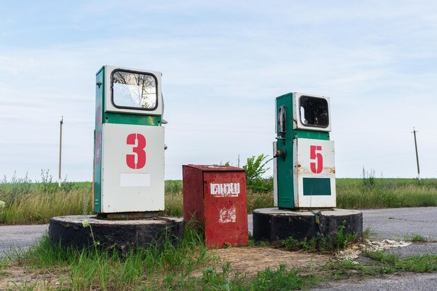 Beschädigte Ausrüstung an einer verlassenen Tankstelle