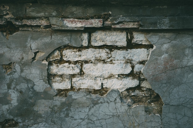 Beschädigte Beton- und Kalksteinmauer