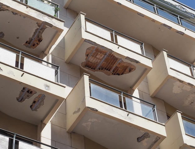 Beschädigte Bewehrung unter Balkon