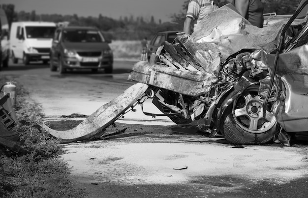 Beschädigte Fahrzeugnahaufnahme nach Autounfall. Schwarzweißbild