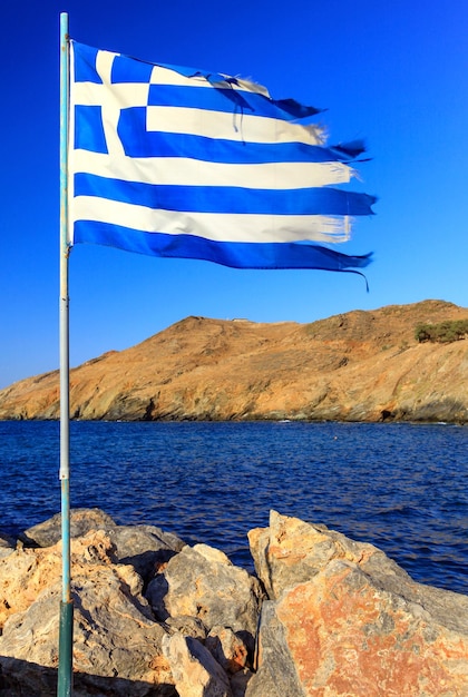 Beschädigte griechische Flagge