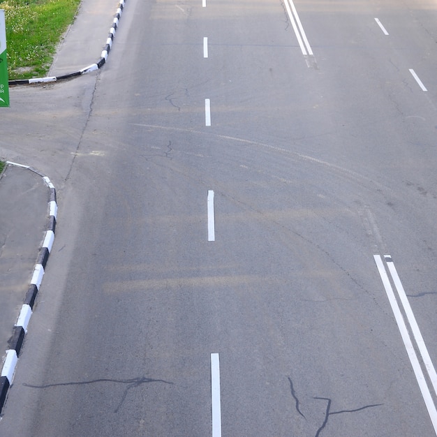 Beschädigte schlechte Asphaltstraße mit Schlaglöchern