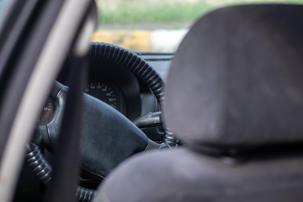 Beschädigtes Autofenster nach einem Unfall Zerbrochene Windschutzscheibe infolge eines Unfalls Innenansicht