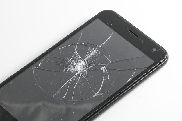 Beschädigtes Smartphone mit Glasscherben beschädigen