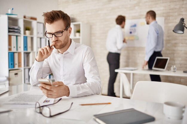 Beschäftigt mit der Arbeit